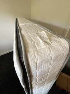 Queen size mattress - like new