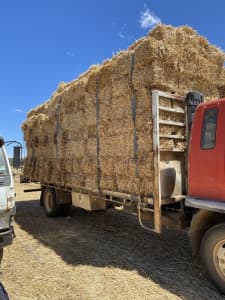 Wheat straw bales spray free