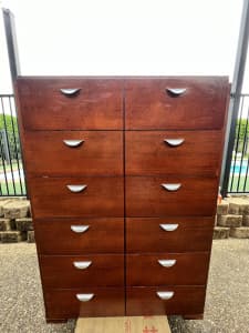 Solid wood chest with six drawers with metal runners