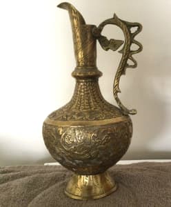 ENGRAVED INDIAN BRASS JUG WITH HANDLE - 20 cm HIGH