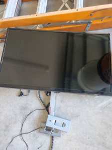 Used 32 inch Linden TV