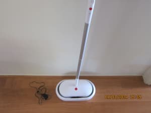 Quattro Self Cleaning Power Cordless Mop working