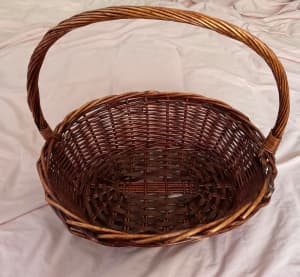 Wicker basket with handle
