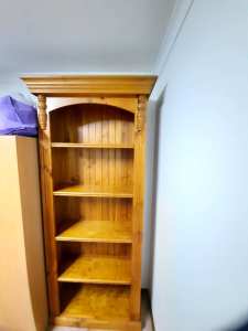 5 shelf bookcase in great condition