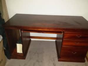 Solid wood desk. In very good conditon