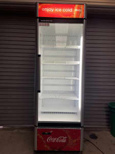 Skope b550e display fridge. Coke