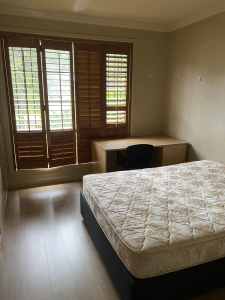 Room for rent in a shared house in Robina.