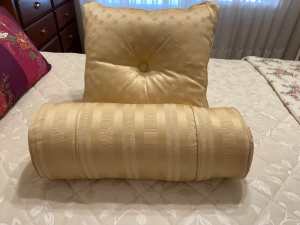 Sheridan Cushion And Roll Pillow Excellent Condition