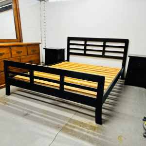 Queen bed frame Q4237 dark solid timber (delivery for extra) USED Qu
