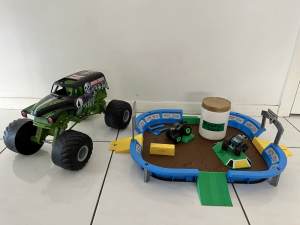 Monster Jam Dirt Arena Playset with kinetic sand large monster truck