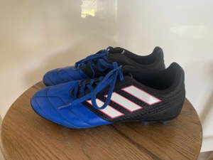 Boys Adidas Soccer Boots - Size US 4 / UK 3.5