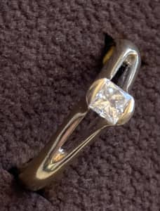 URGENT SALE 18ct Yellow Gold Split Shoulder 30pt Diamond Ring
