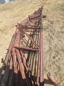 Heavy duty steel roof trusses