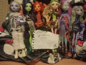 Monster high dolls lot