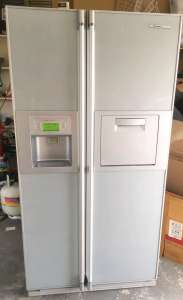 westinghouse fridge freezer 690L 