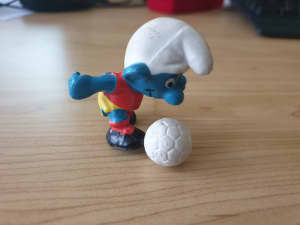 Vintage Smurf figurine - Soccer player
