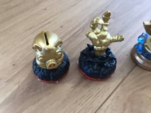 4 Skylander figurines