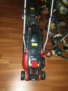 Ozito lawnmower with charger and 2 Ozito batteries 