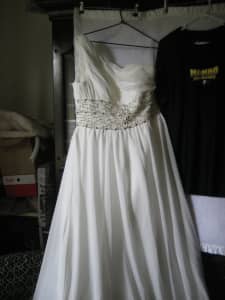 Wedding dress new never worn -size 14-16 pick up Knoxfield Vict