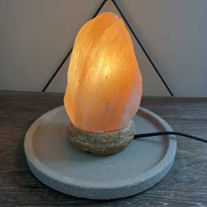 Himalayan Salt Lamp with Tray in Good Condition