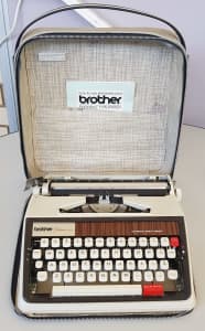 Vintage Brother Deluxe 1350 Auto Repeat Typewriter with Case & Book