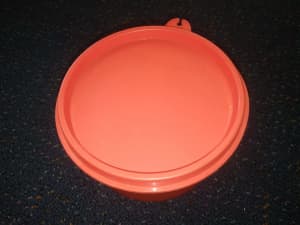 Tupperware 1667c-1 bowl with lid. Orange colour.