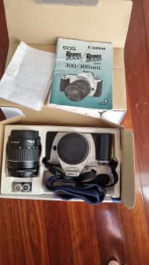 CANON EOS 300 35mm camera kit