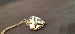 9ct GOLD VINTAGE MOTHER PENDANT NECKLACE WITH BLUE STONE