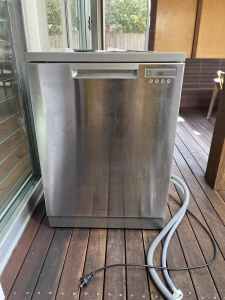 Free free standing Fisher & Paykel stainless steel dishwasher