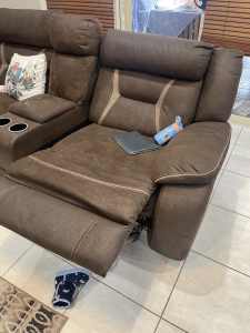 Selling Lounge Couch. Pick up from Tarneit