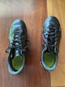 Soccer shoes size US6 Nike