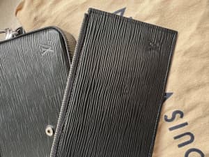Louis Vuitton Epi Honfleur Leather Clutch over shoulder - Black