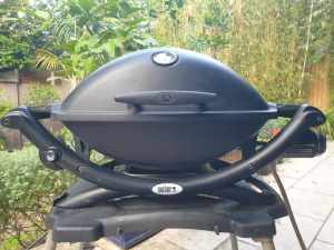 WEBER BBQ Q2200 NG NATURAL GAS BLACK WITH FREE STAND–CLEAN READY TO GO