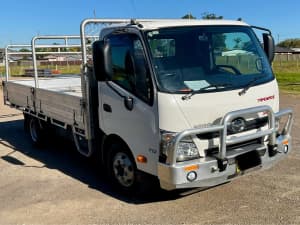 HINO LIGHT TRUCK-LOW KMS!!