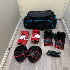 BOXING GEAR GLOVES MITT PADS JUMP ROPE SPORTS BAG SET FITNESS GYM