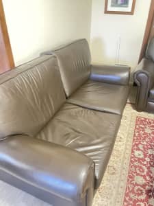 LEATHER 2.5 SEATER COUCHES AS NEW