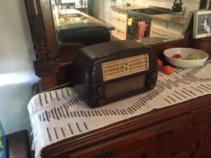 Antique valve radio