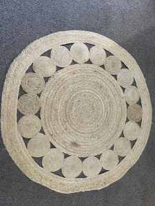 Round woven straw rug (106 cm diameter)