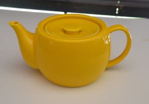 T2 - LARGE YELLOW TEA POT - REMOVABLE INFUSER - BRAND NEW!