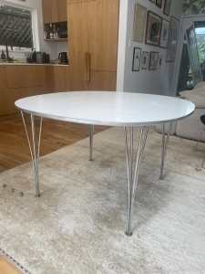 Genuine designer table Super-circular table by Fritz Hansen