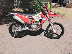 2023 ktm250 excf near new omnly 800 klm may swap.