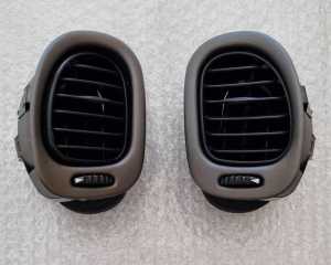 (AS NEW) Commodore Front Door Air Vent Pair (BARGAIN)