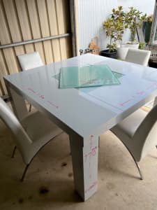 Gloss white table with 4 chairs