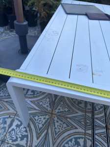 Outdoor coffee table in good condition 