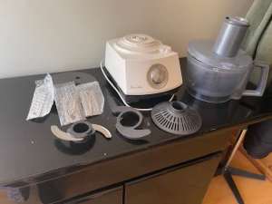 BREVILLE FOOD PROCESSOR WITH ALL THE ORIGINAL PARTS