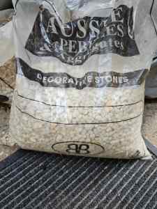 20kg bags of decorative rocks / pebbles