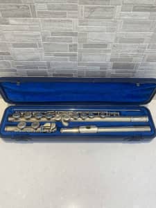 Yamaha F100AS Flute. Includes case and cleaning rod.