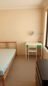 Female Rooms Rent (incl Bills), walk to Train station