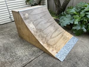Quarter pipe skateboard ramp