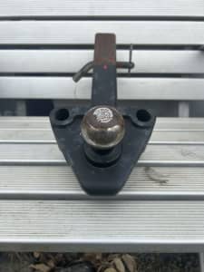 VOLKSWAGEN TRANSPORTER TOW BALL AND HITCH